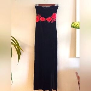 Windsor Velvet Sweatheart Neckline Rose Embroidered Waist BodyCon Maxi  Dress